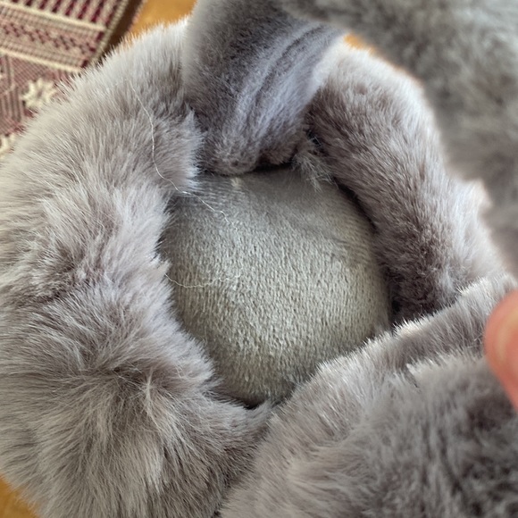 Fuzzy UGG earmuffs - Picture 5 of 5